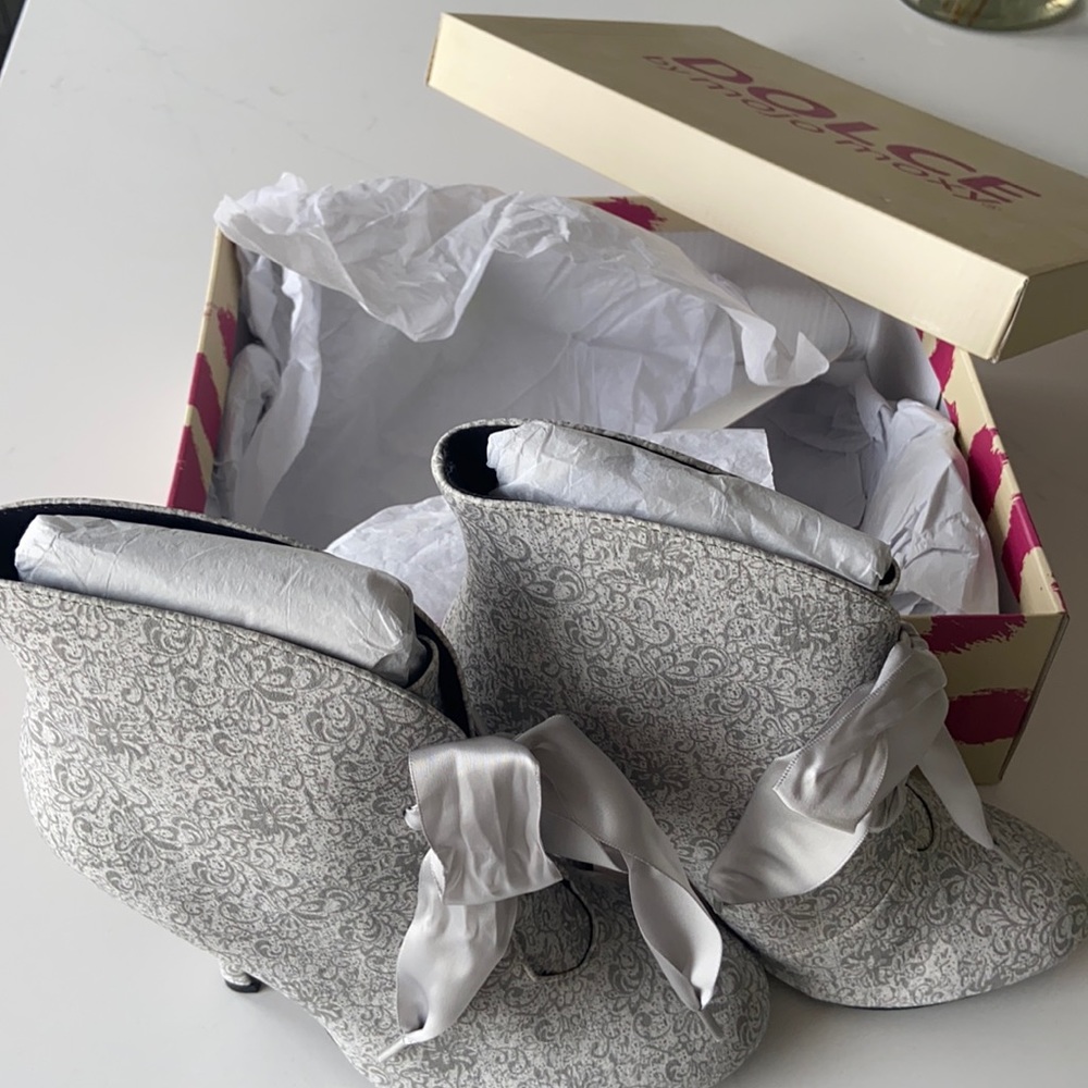 NIB Dolce by mojo moxy heeled booties.